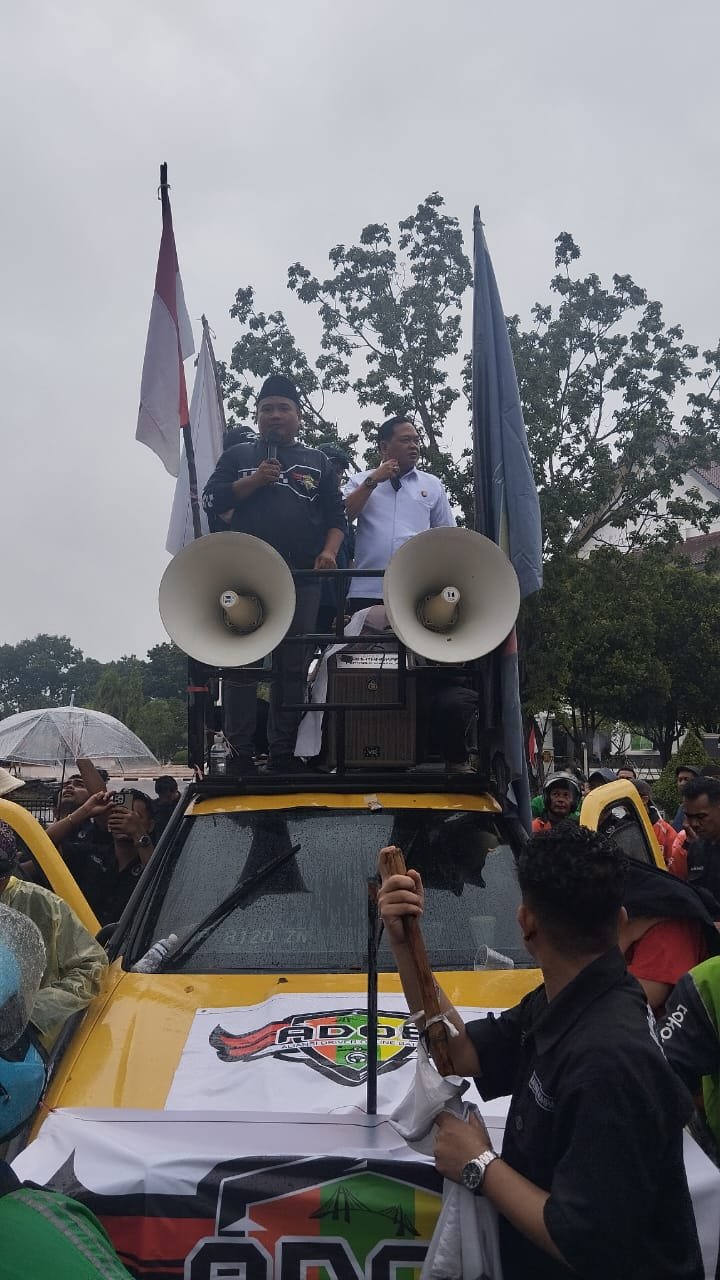 Hujan Deras, Driver Online Batam Tetap Demo: Bongkar Akun Siluman Bandara, Tuntut Tarif dan BPJS