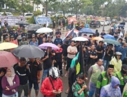 Hujan Deras, Driver Online Batam Tetap Demo: Bongkar Akun Siluman Bandara, Tuntut Tarif dan BPJS